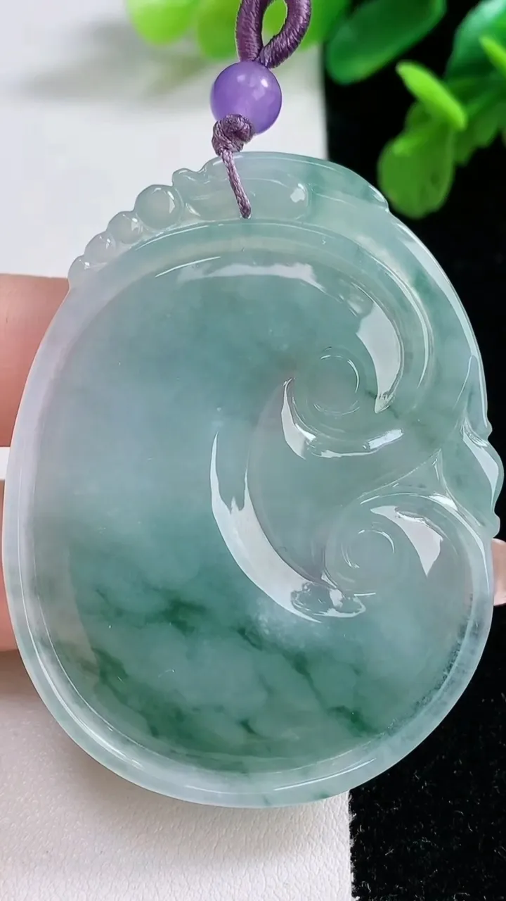 天然A货翡翠冰种飘花如意吊坠，尺寸56-42.5-6，重量:25.58g
1月1日