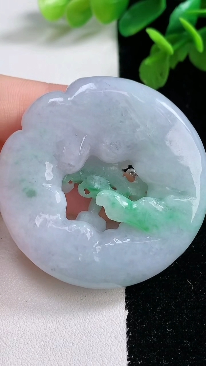 天然A货翡翠无相佛吊坠，尺寸50-49.5-12.4，重量:59.75g
1月1日