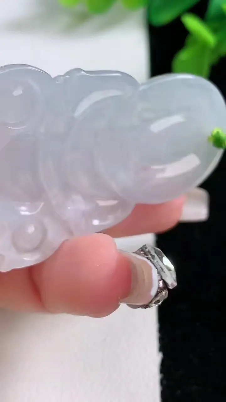 天然A货翡翠观音菩萨吊坠，尺寸49-33.3-4.6，重量:14.10g
1月1日