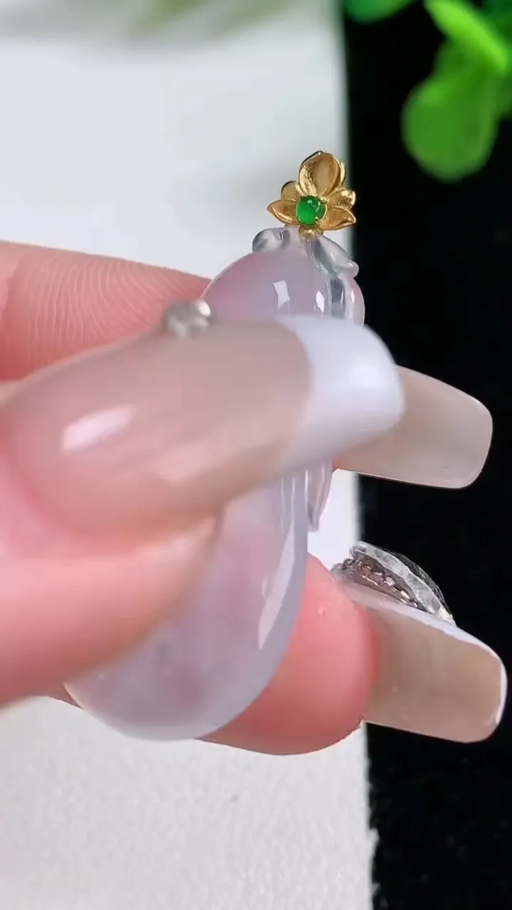 天然A货翡翠种白冰福瓜吊坠，尺寸32.8-15.6-4，重量:4.02g
1月1日