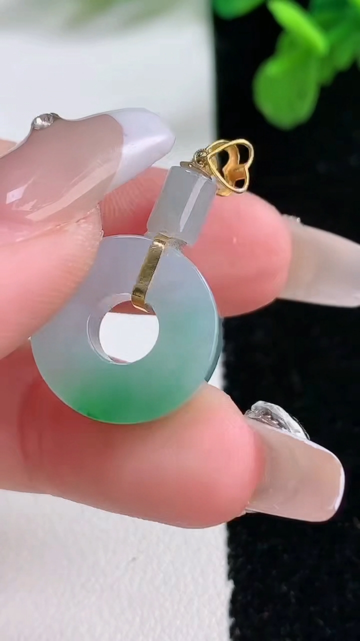 天然A货翡翠路路通吊坠，尺寸16.5-5.7，重量:4.14g
1月1日