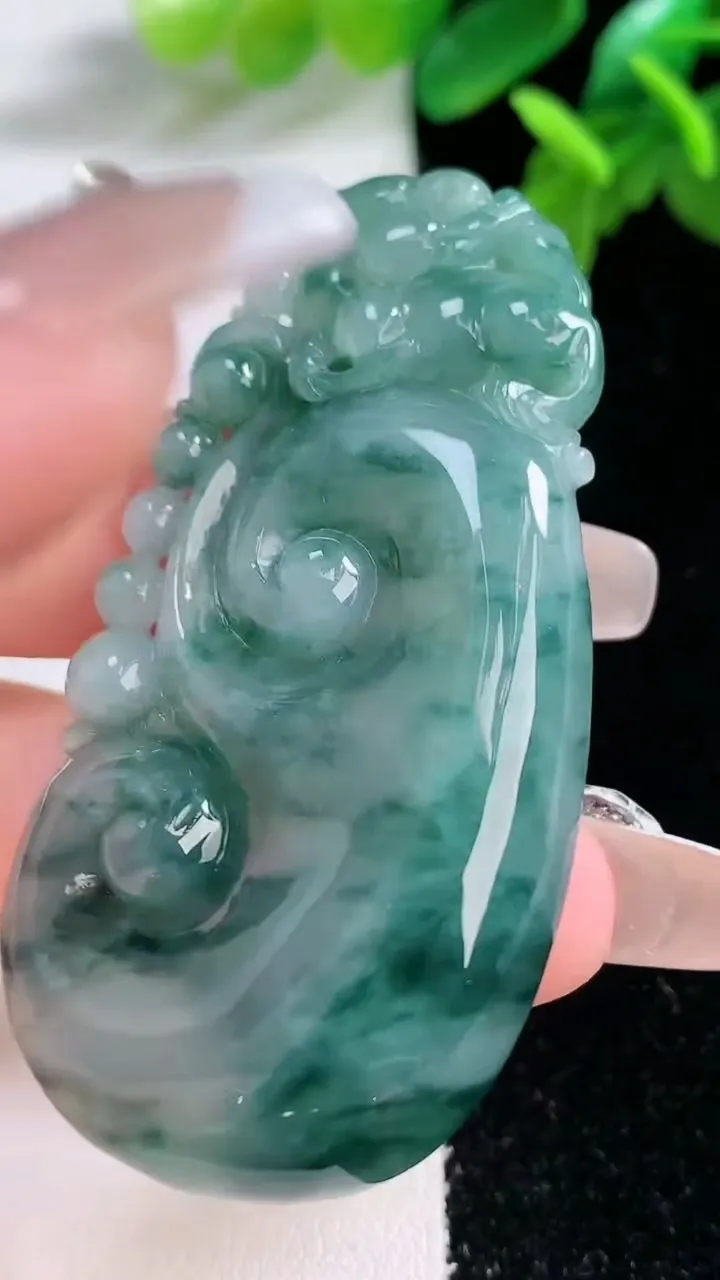 天然A货翡翠飘花如意吊坠，尺寸58-31.3-8.5，重量:27.03g
1月1日