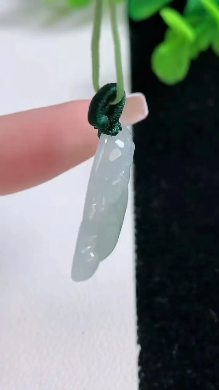 天然A货翡翠佛公吊坠，尺寸24.4-28.5-5，重量:5.28g
1月1日