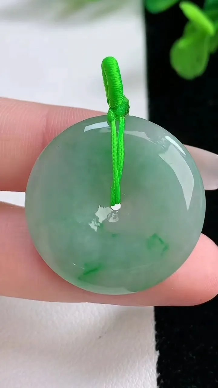 天然A货翡翠平安扣吊坠，尺寸29-5.1，重量:9.31g
1月1日