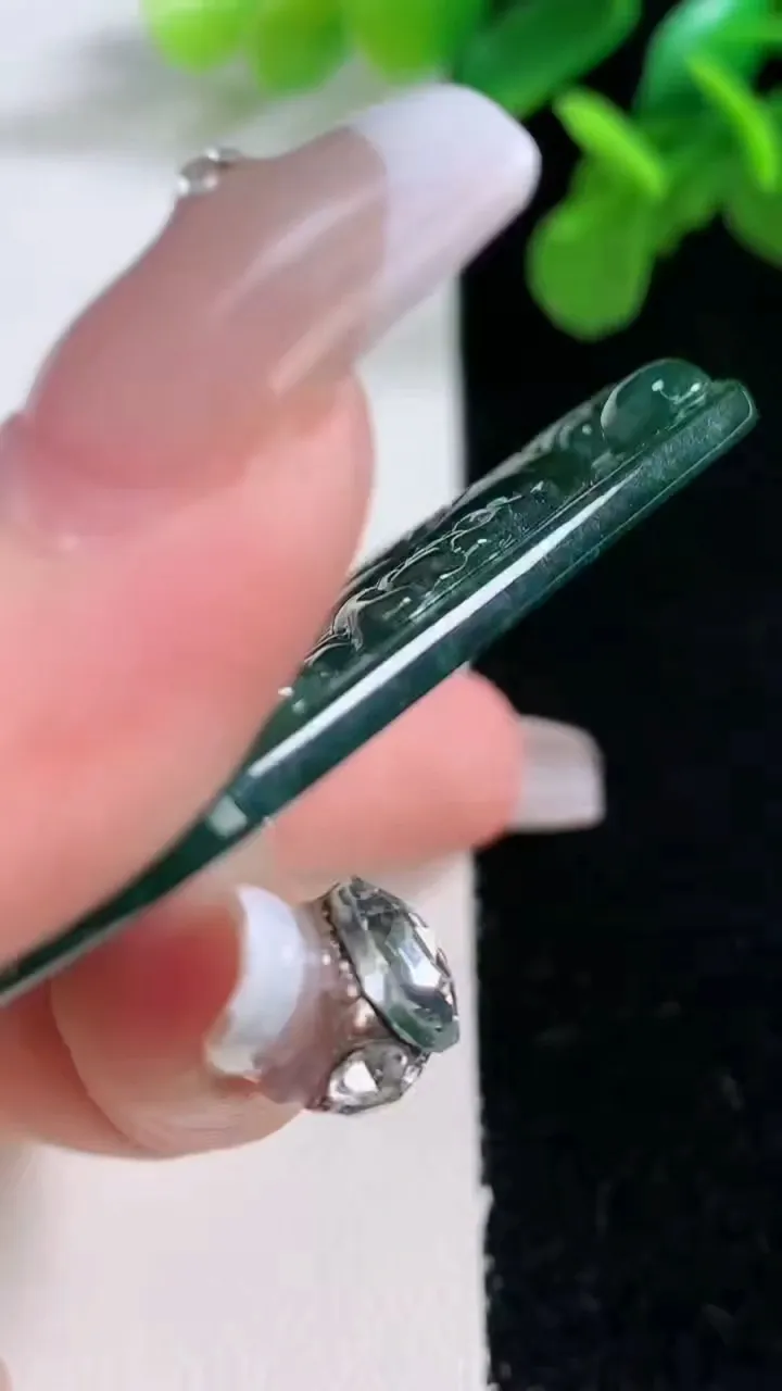 天然A货翡翠凤凰吊坠，尺寸55-42.7-4.4，重量:25.88g
1月1日