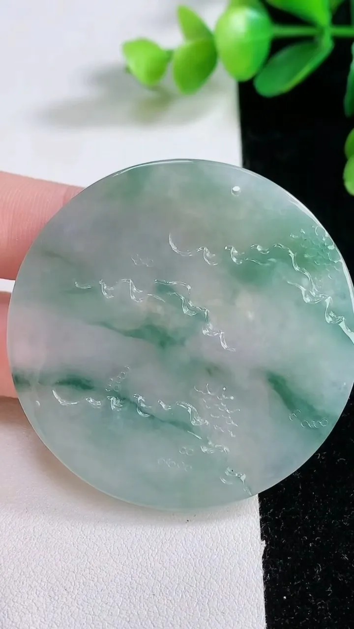 天然A货翡翠牌吊坠，尺寸51-5.2，重:31.04g 573
1月1日