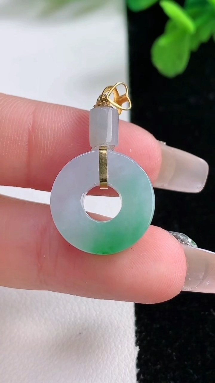 天然A货翡翠路路通吊坠，尺寸16.5-5.7，重量:4.14g
1月1日