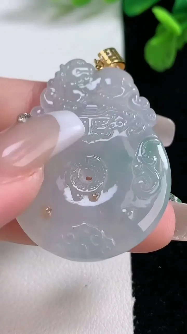 天然A货翡翠仿古平安扣吊坠，尺寸42.3-31.5-4.4，重量:12.31g
1月1日