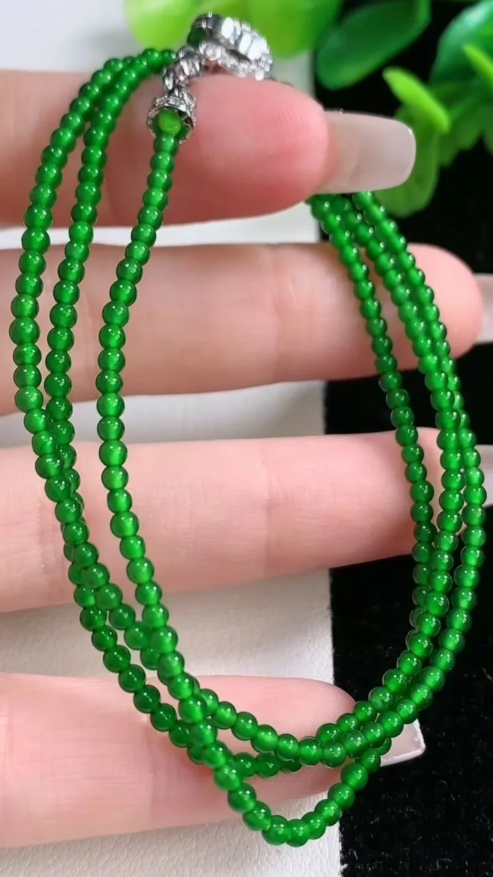 天然A货翡翠小米圆珠项链238颗，尺寸2.3，重量:6.42g
1月1日