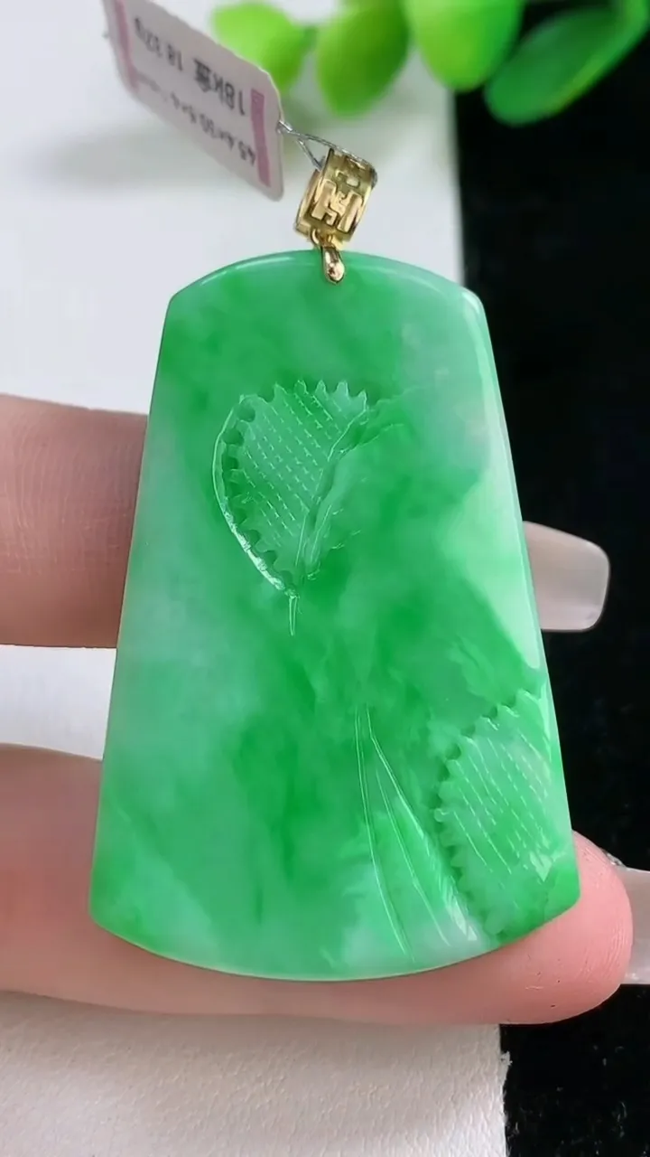 天然A货翡翠山水牌吊坠，尺寸45-30.6-6.2，重:18.32g 116
1月1日