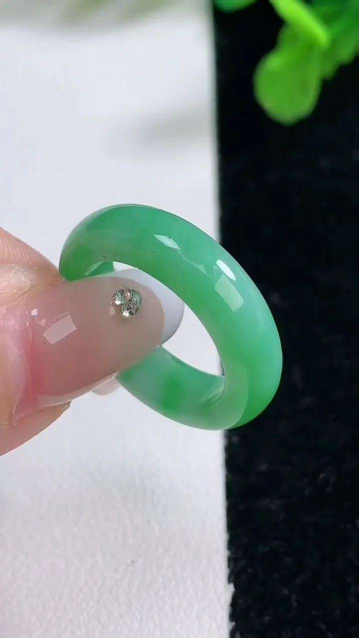 天然A货翡翠指环 戒指，尺寸17-5.6-3.7，重量:4.14g2026年1月1日
工厂直销收藏佳品,种好水足，色泽均匀，有种有色，上手高大气！