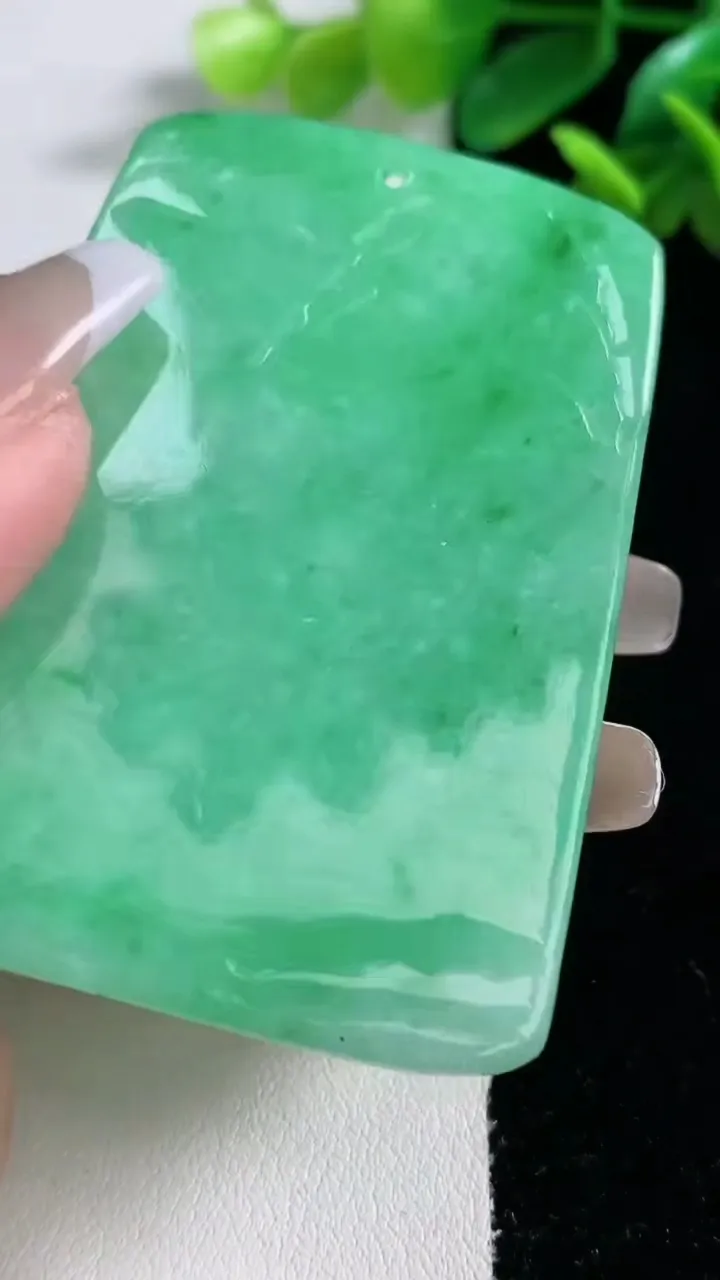 天然A货翡翠山水牌吊坠，尺寸60-41.2-4.5，重量:33.10g
1月1日