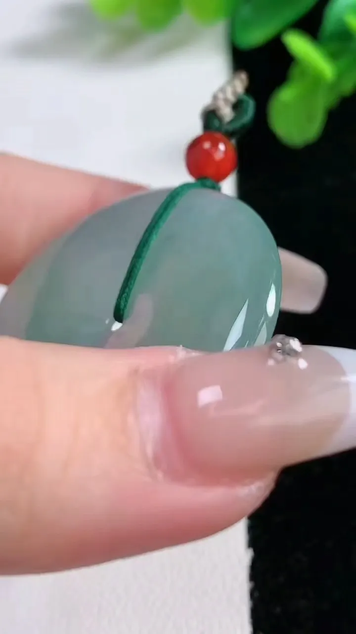 天然A货翡翠平安扣吊坠，尺寸38.3-5.6，重量:18.61g
1月1日