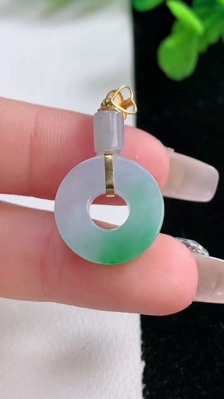 天然A货翡翠路路通吊坠，尺寸16.5-5.7，重量:4.14g
1月1日