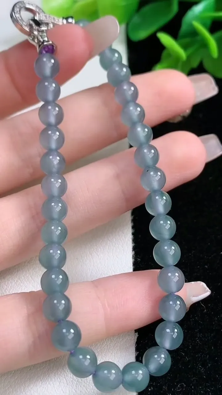 天然A货翡翠种蓝水圆珠手串31颗，尺寸5.8，重量:12.38g1月1日
工厂直销收藏佳品,种好水足，色泽均匀，有种有色，上手高大气！