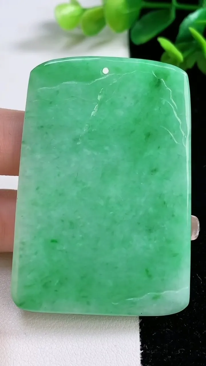 天然A货翡翠山水牌吊坠，尺寸60-41.2-4.5，重量:33.10g
1月1日