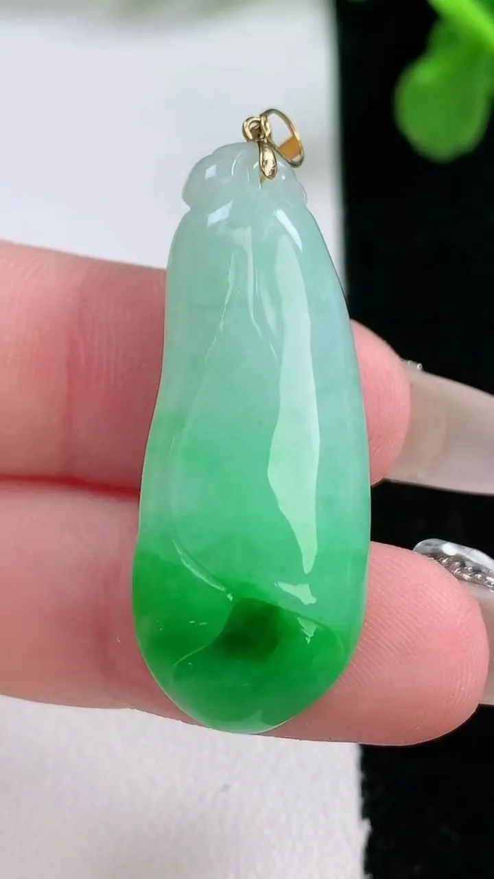 天然A货翡翠玉兰花吊坠，尺寸36-14.7-8.4，重量:7.25g
1月1日