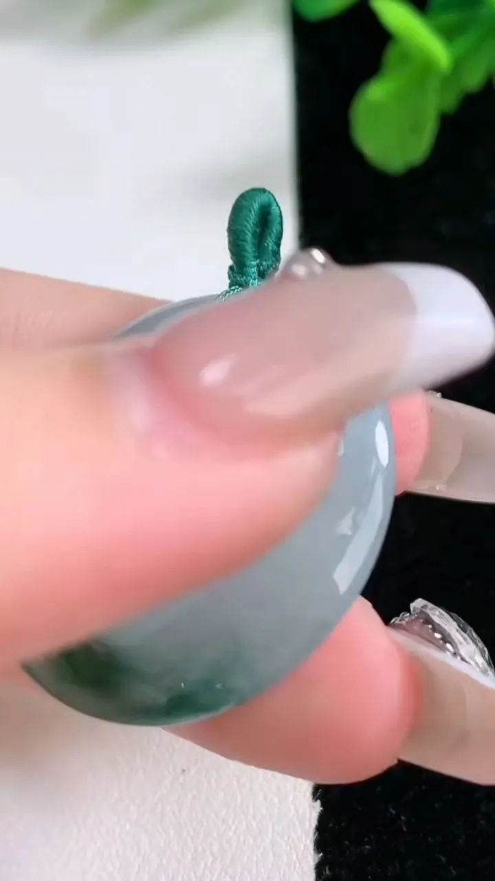 天然A货翡翠冰种飘花平安扣吊坠，尺寸31.6-5.7，重量:12.51g
1月1日