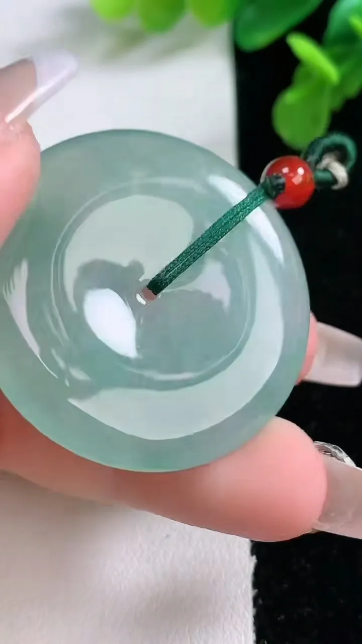 天然A货翡翠平安扣吊坠，尺寸38.3-5.6，重量:18.61g
1月1日