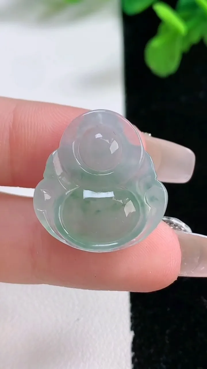 天然A货翡翠佛公吊坠，尺寸22.5-21.2-5，重量:3.20g
1月1日