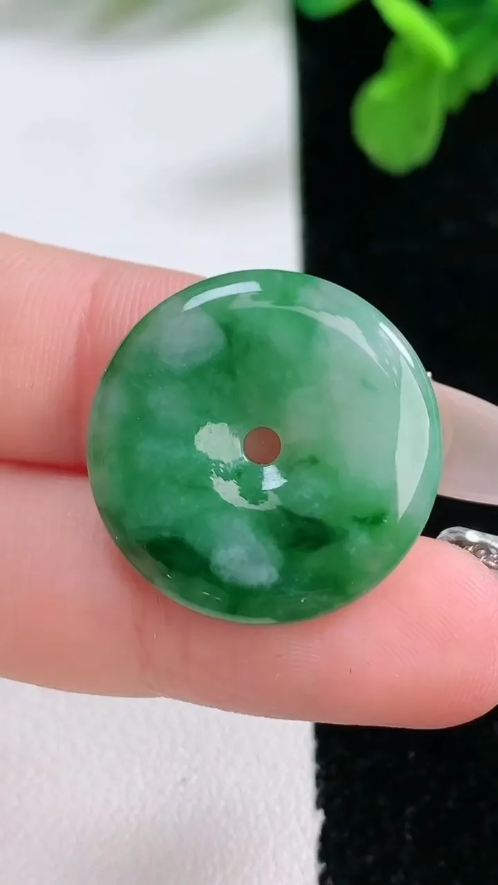 天然A货翡翠平安扣吊坠，尺寸22.8-3.3，重量:3.88g
1月1日