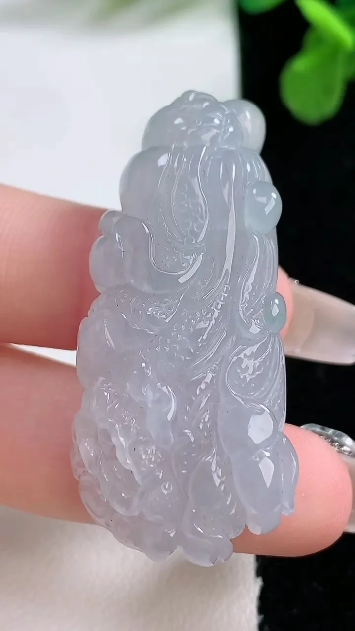 天然A货翡翠白菜吊坠，尺寸44.7-20.2-11.3，重量:18.85g
1月1日