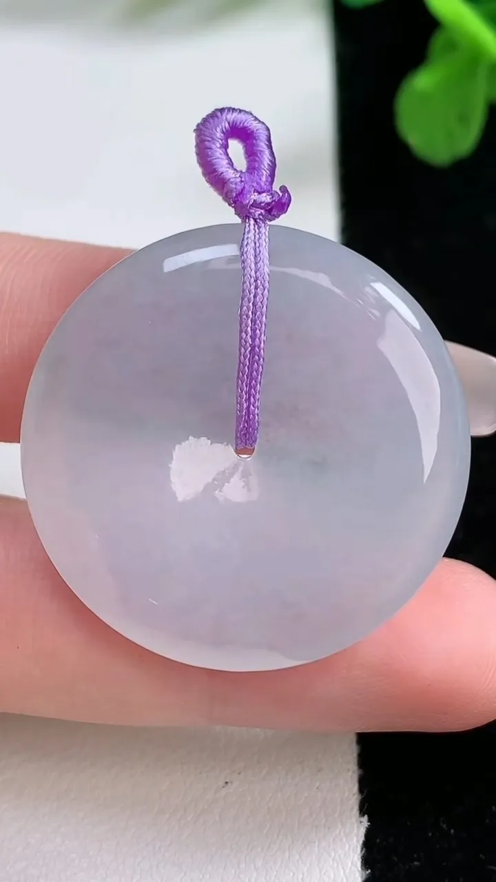 天然A货翡翠冰种飘花平安扣吊坠，尺寸32-5.5，重量:11.86g
1月1日