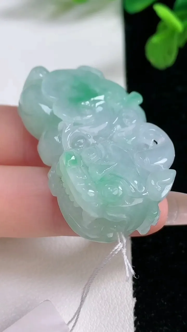 天然A货翡翠霸王貔貅吊坠，尺寸45.3-24.4-12，重量:33.48g
1月1日