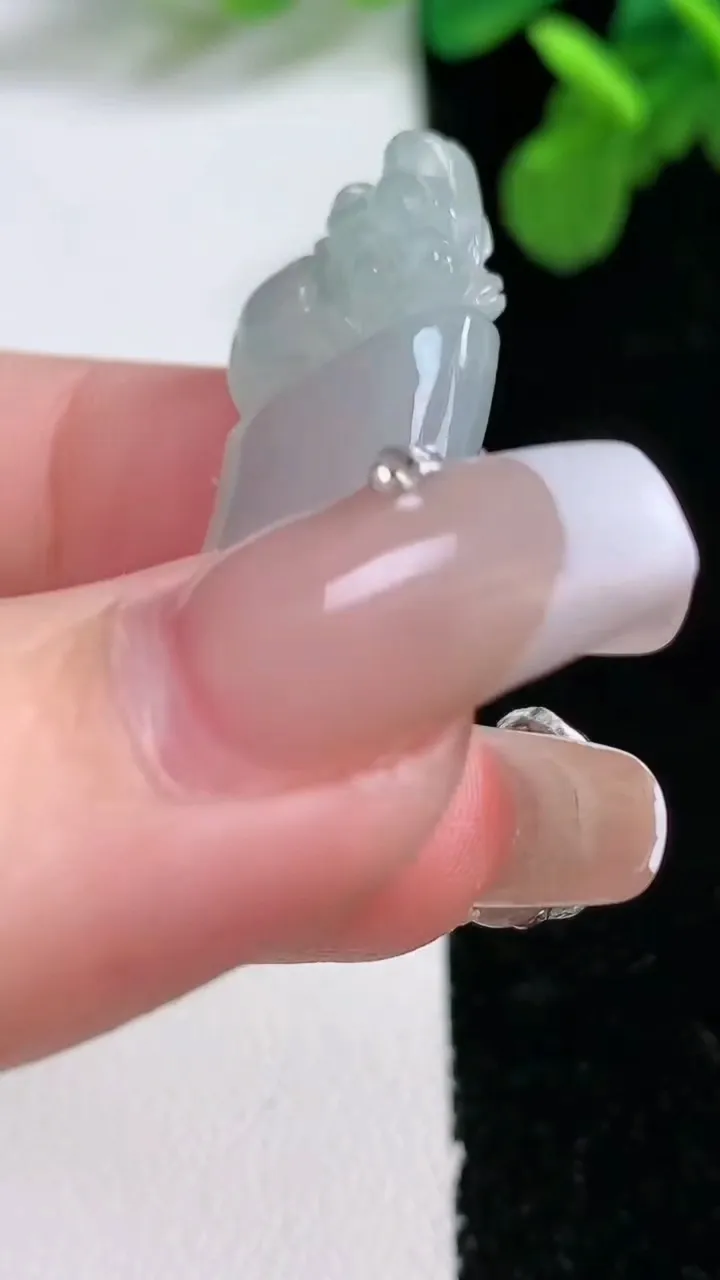 天然A货翡翠龙牙吊坠，尺寸47.4-14.3-5.4，重量:7.76g
1月1日