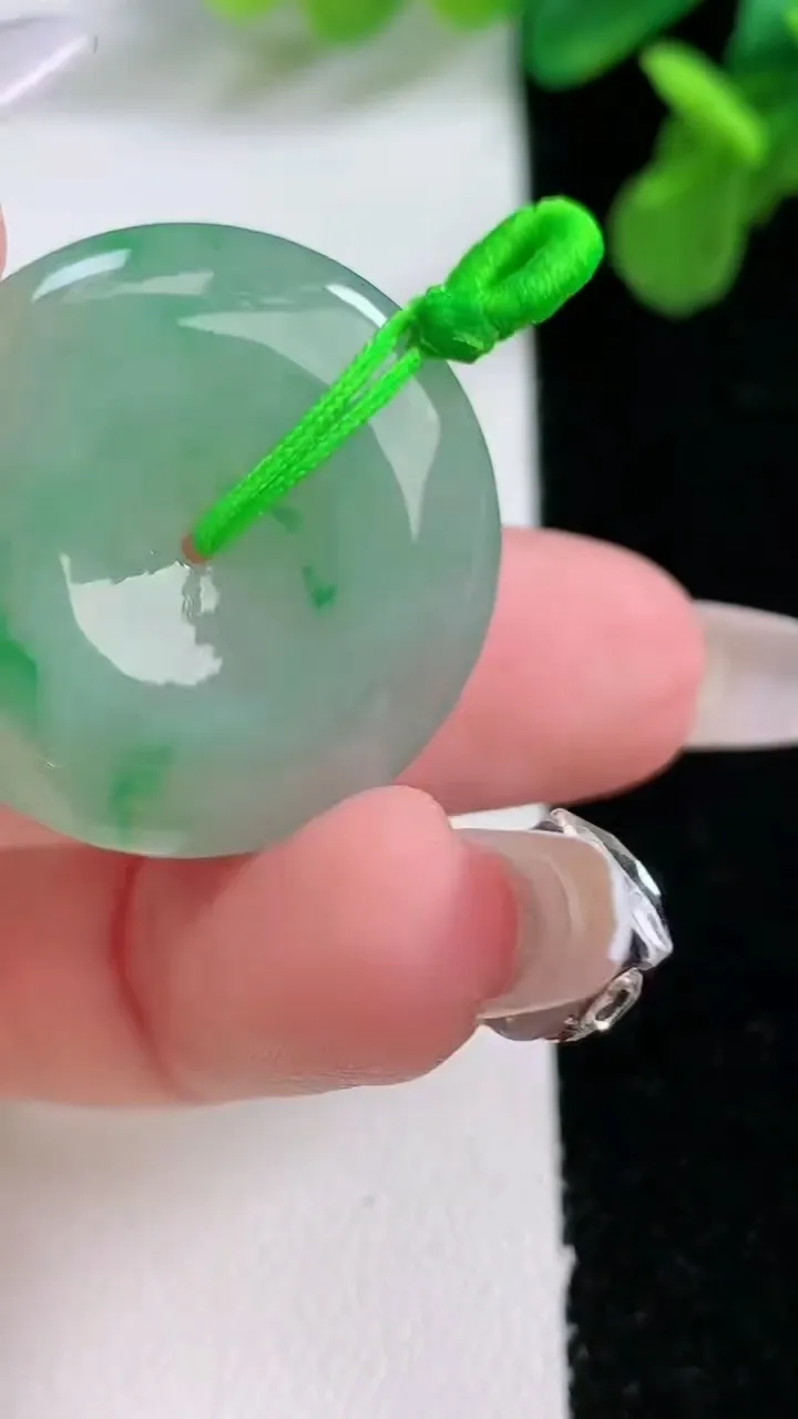 天然A货翡翠平安扣吊坠，尺寸27.3-5，重量:8.23g
1月1日