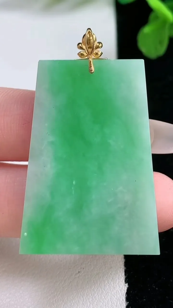 天然A货翡翠无事牌吊坠，尺寸38.7-27.7-2.8，重量:9.64g
1月1日