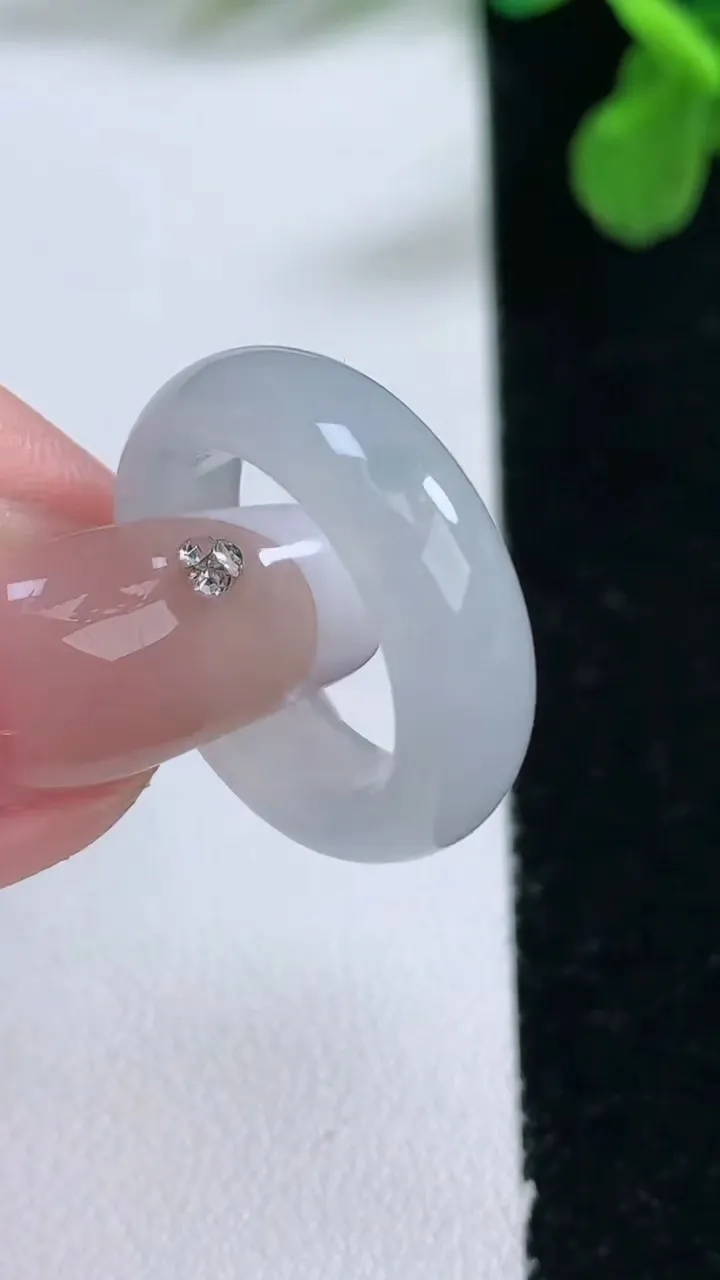 天然A货翡翠指环 戒指，尺寸16-6-3.4，重量:4.08g2026年1月1日
工厂直销收藏佳品,种好水足，色泽均匀，有种有色，上手高大气！