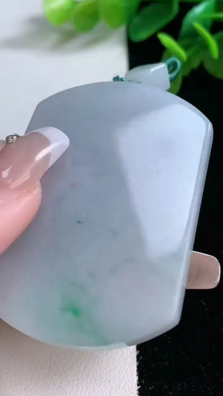 天然A货翡翠无事牌吊坠，尺寸55.2-40.7-6，重量:40.65g
1月1日