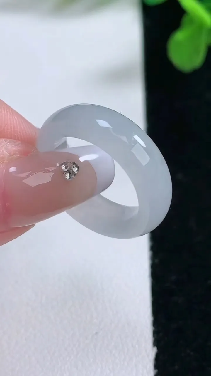 天然A货翡翠指环 戒指，尺寸16-6-3.4，重量:4.08g2026年1月1日
工厂直销收藏佳品,