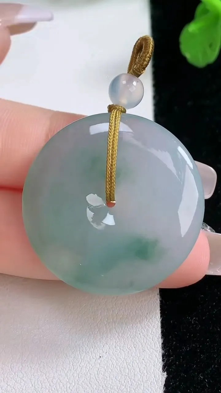 天然A货翡翠冰种飘花平安扣吊坠，尺寸30.8-5.6，重量:11.49g
1月1日