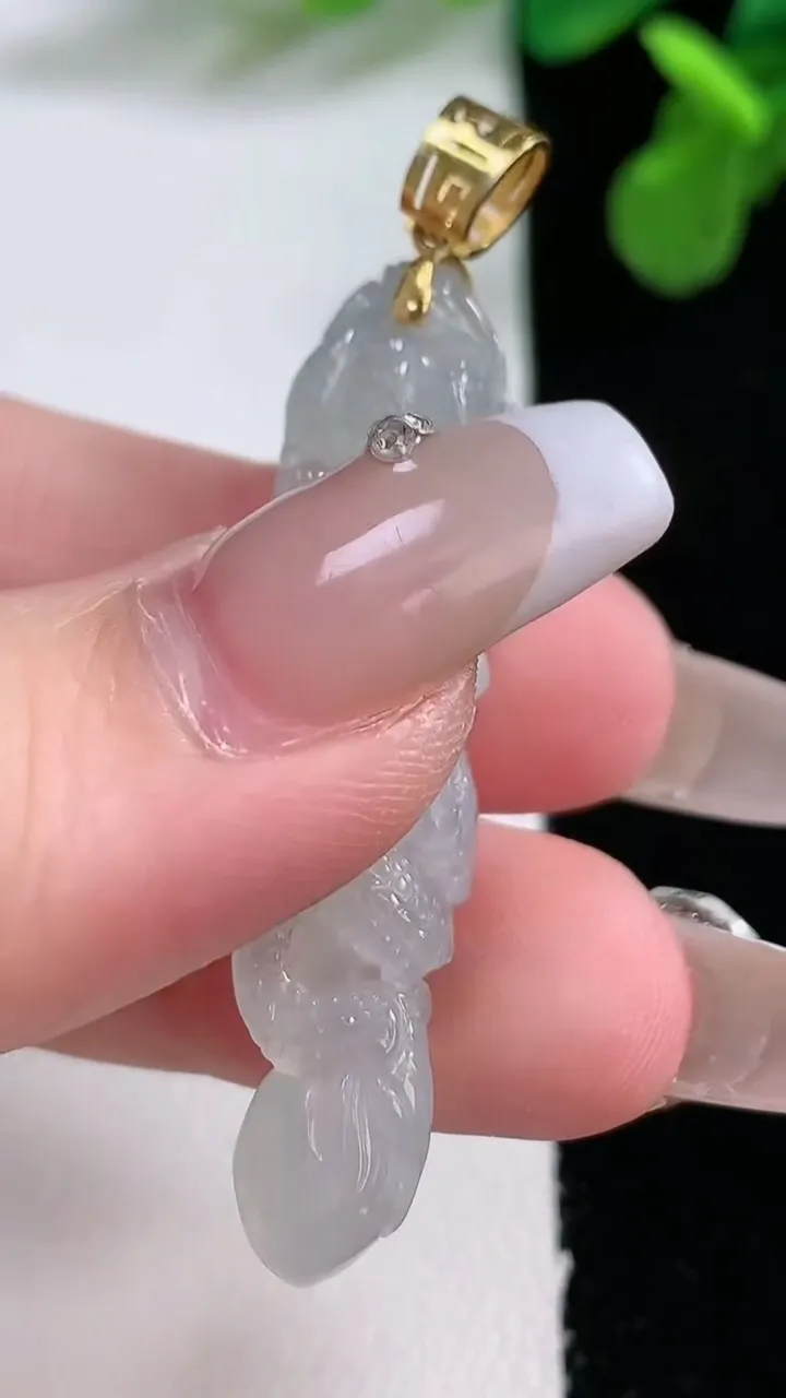 天然A货翡翠种飘花龙柱吊坠，尺寸44-10.4-9.5，重量:6.62g
1月1日