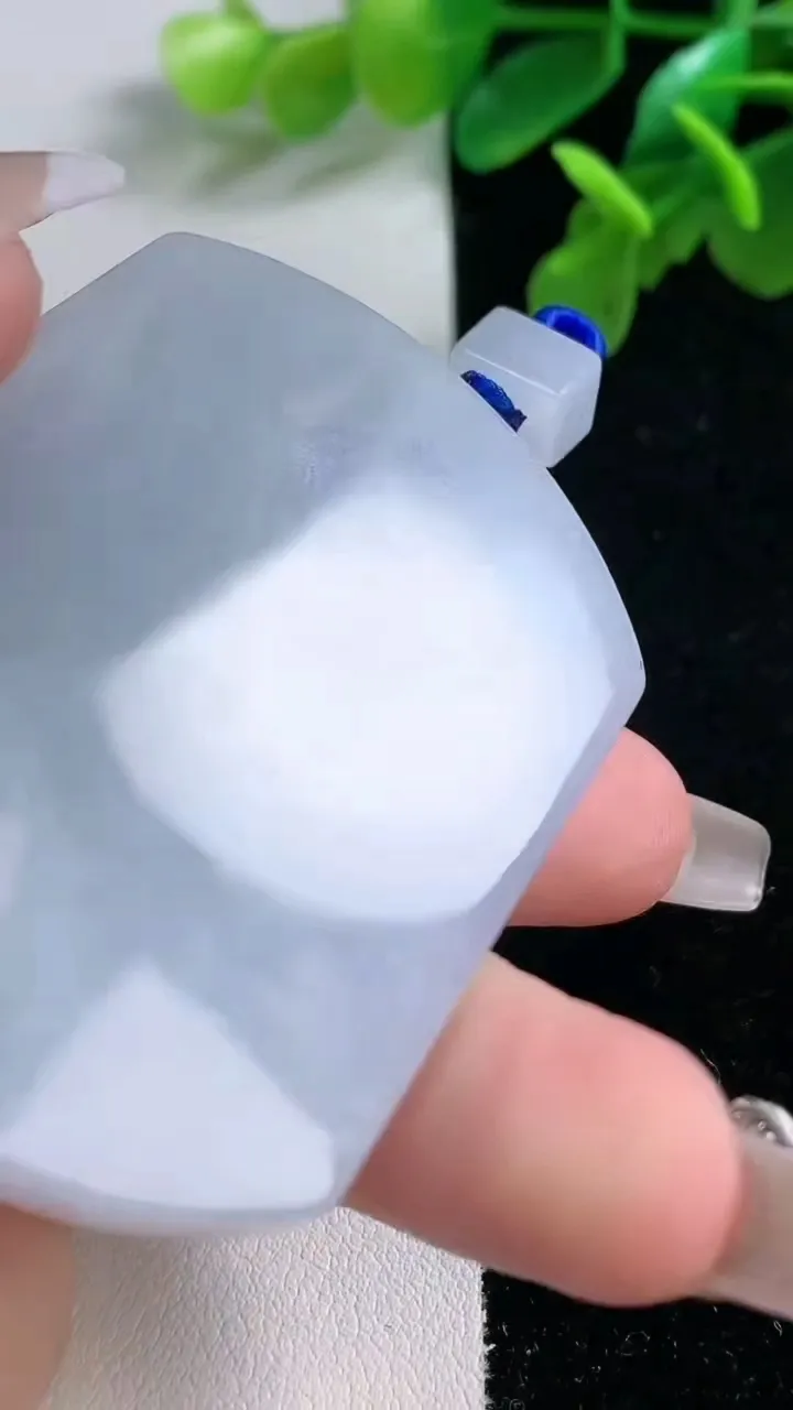 天然A货翡翠紫罗兰无事牌吊坠，尺寸57-43.6-6，重量:43.96g
1月1日