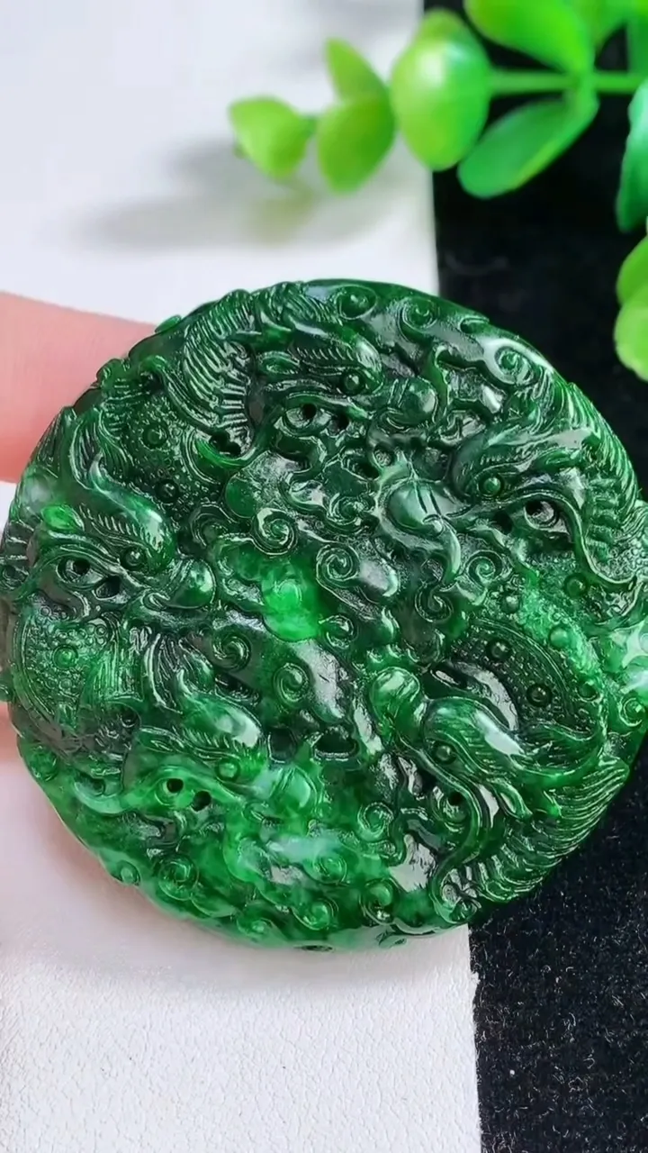 天然A货翡翠九龙至尊 龙牌吊坠，尺寸55.6-9.6，重:55.22g
1月1日