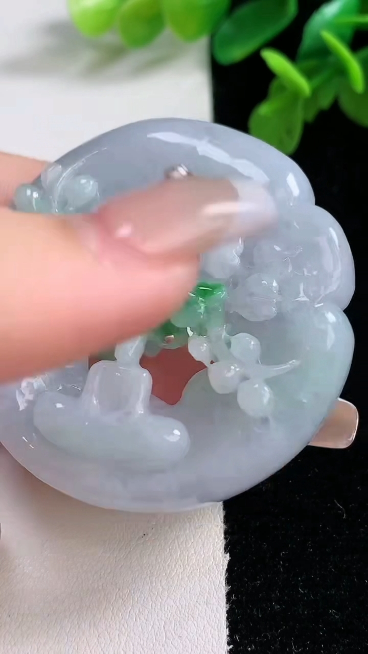 天然A货翡翠无相佛吊坠，尺寸50-49.5-12.4，重量:59.75g
1月1日