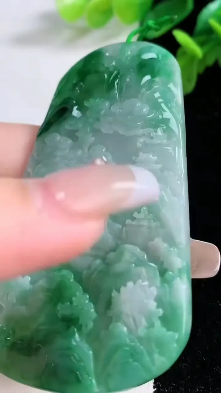 天然A货翡翠山水牌吊坠，尺寸74.6-43.3-6，重量:39.24g
1月1日