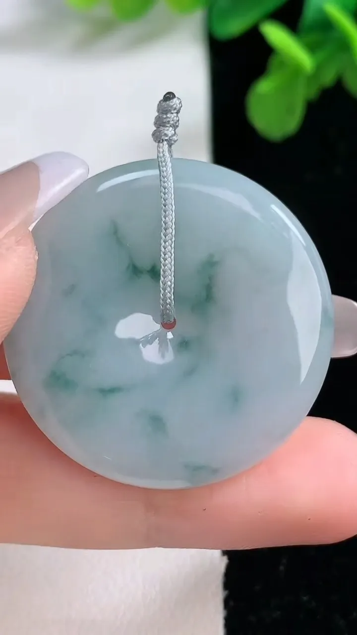 天然A货翡翠冰种飘花平安扣吊坠，尺寸33.4-4.5，重量:11.49g
1月1日