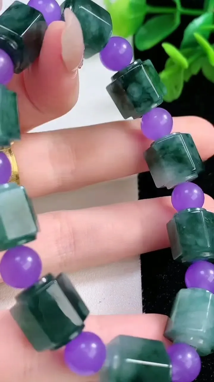 天然A货翡翠飘花路路通手串10颗，尺寸12-11，重量:44.85g1月1日
工厂直销收藏佳品,种好水足，色泽均匀，有种有色，上手高大气！