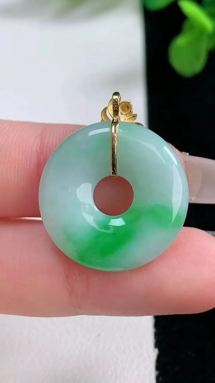 天然A货翡翠平安环吊坠，尺寸22.2-3.7，重量:4.07g
1月1日