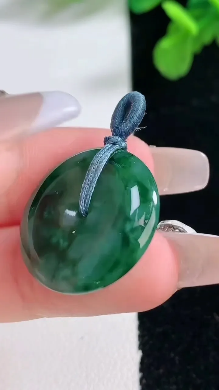 天然A货翡翠平安扣吊坠，尺寸21.9-5，重量:5.03g
1月1日