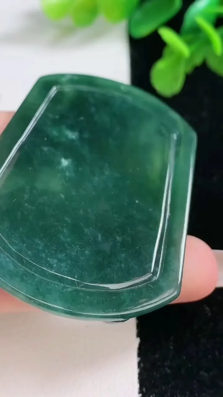 天然A货翡翠凤凰吊坠，尺寸55-42.7-4.4，重量:25.88g
1月1日