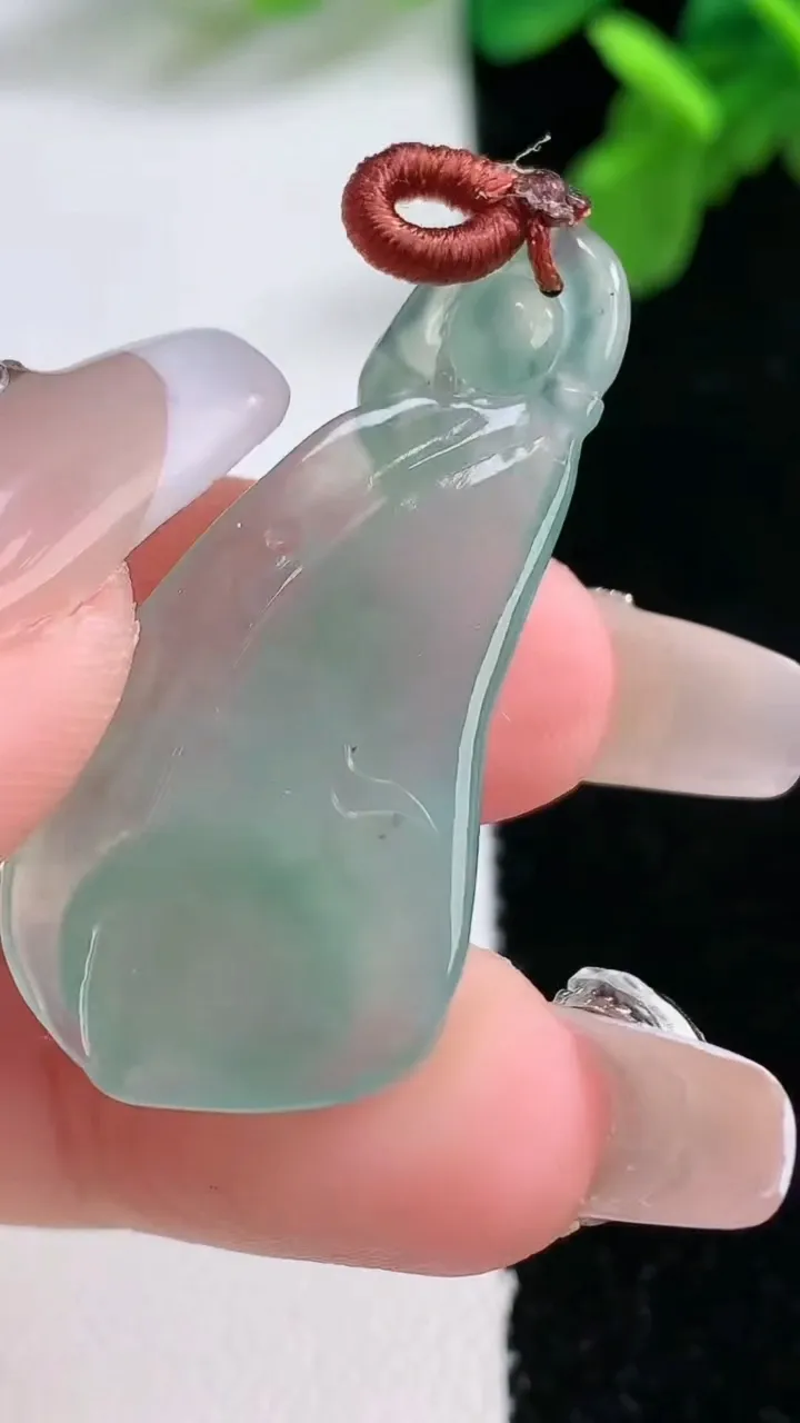 天然A货翡翠玉兰花吊坠，尺寸38-18-5，重量:5.04g
1月1日