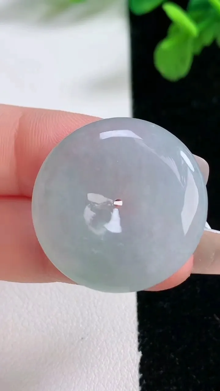 天然A货翡翠平安扣吊坠，尺寸26.8-5.5，重量:8.18g
1月1日