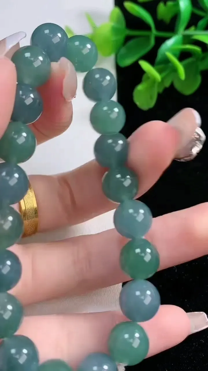 天然A货翡翠双彩蓝水圆珠手串20颗，尺寸9.8，重量:32.93g1月1日
工厂直销收藏佳品,种好水