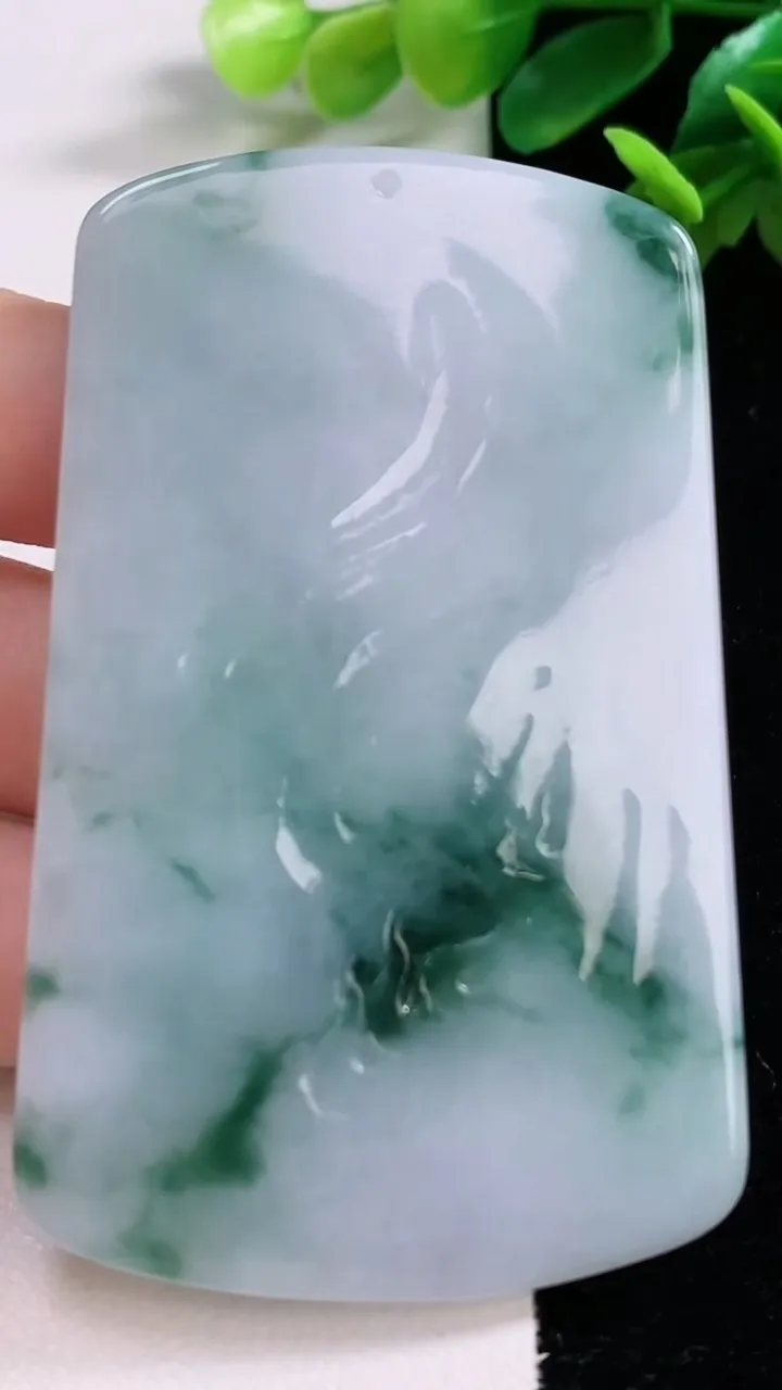 天然A货翡翠飘花普贤菩萨吊坠，尺寸70.3-43.8-5.7，重量:44.81g
1月1日