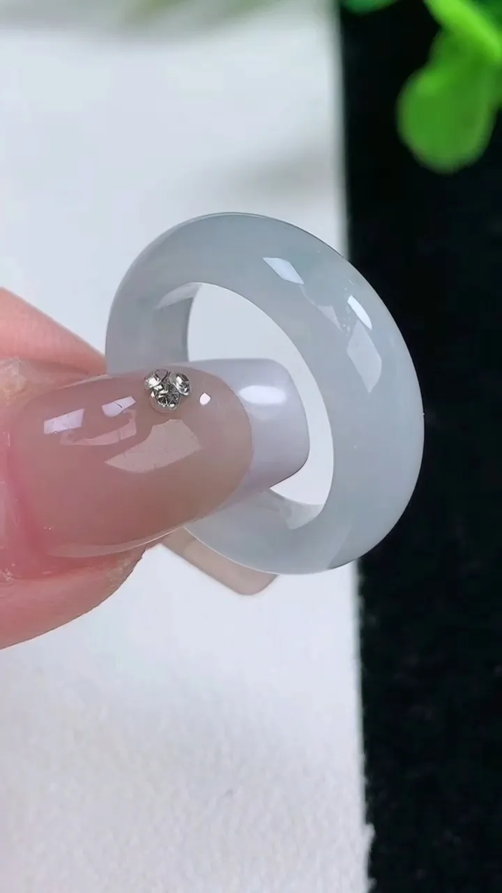 天然A货翡翠指环 戒指，尺寸16-6-3.4，重量:4.08g2026年1月1日
工厂直销收藏佳品,